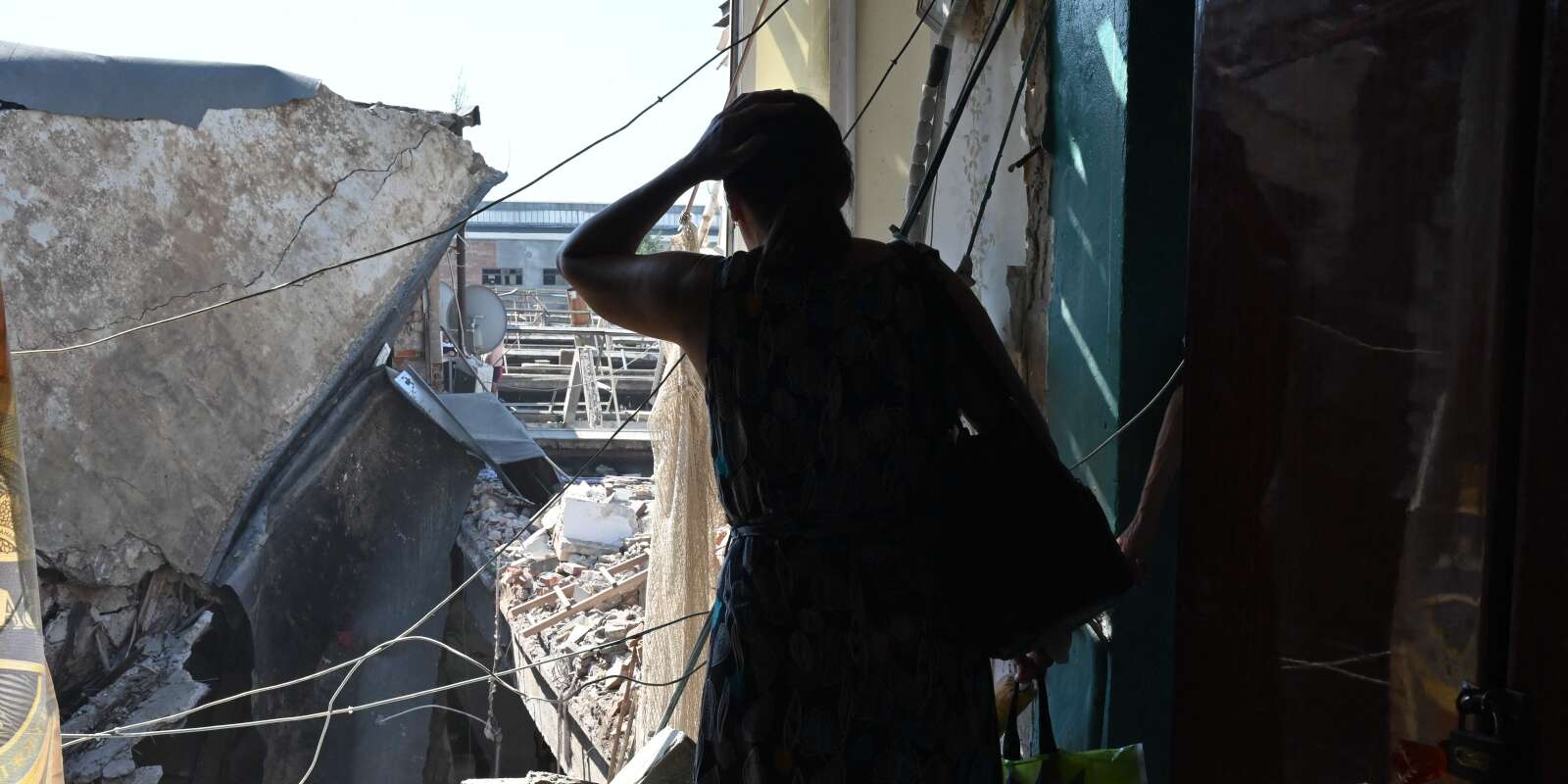 Une habitante dans les ruines de son immeuble détruit à Kharkiv, en Ukraine, le 18 août 2022 dans des bombardements russes. 