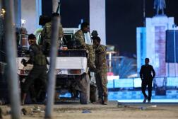 Des forces de sécurité patrouillent près de l’hôtel Hayat après une attaque des islamistes radicaux chabab, à Mogadiscio, le 20 août 2022.