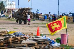 Des manifestants quittent le site du camp de protestation antigouvernemental, à Colombo, le 10 août 2022.