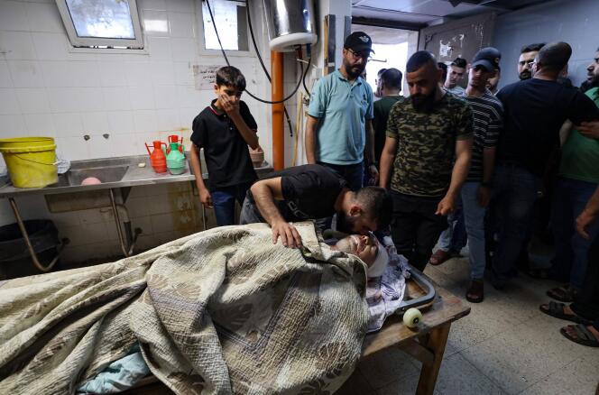 Le corps du Palestinien Salah Sawafta, 58 ans, à la morgue d’un hôpital, entouré par sa famille et ses amis après avoir été tué lors d’un raid israélien dans la ville de Tubas, en Cisjordanie, le 19 août 2022. (Photo by JAAFAR ASHTIYEH / AFP)