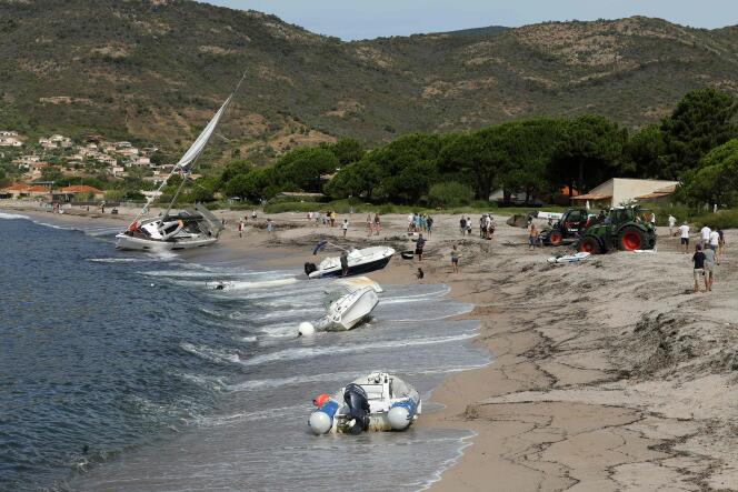 Des bâteaux échoués sur la plage de Sagone après la tempête, à Coggia (Corse-du-Sud), le 18 août 2022. 
