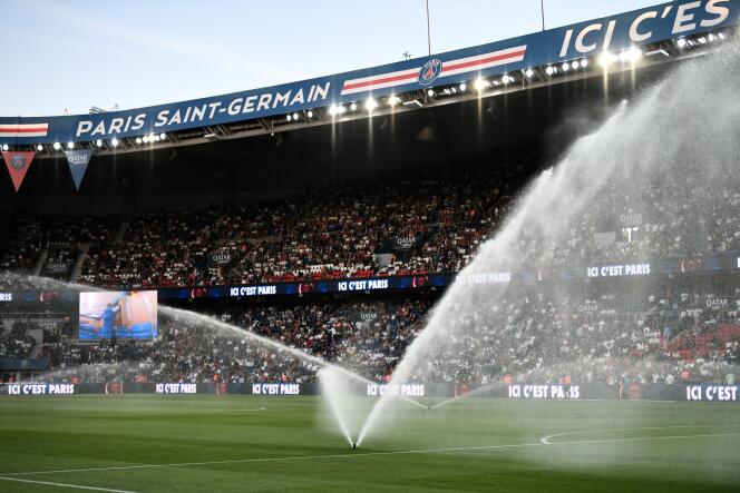 Arrosage de la pelouse du Parc des princes avant la rencontre entre le Paris-Saint Germain et le Montpellier Hérault SC, à Paris, le 13 août 2022.