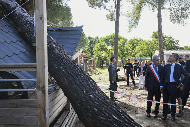 Le ministre de l’intérieur Gérald Darmanin en visite dans un camping dévasté de Calvi, au lendemain du passage d’une tempête en Corse, le 19 août 2022.