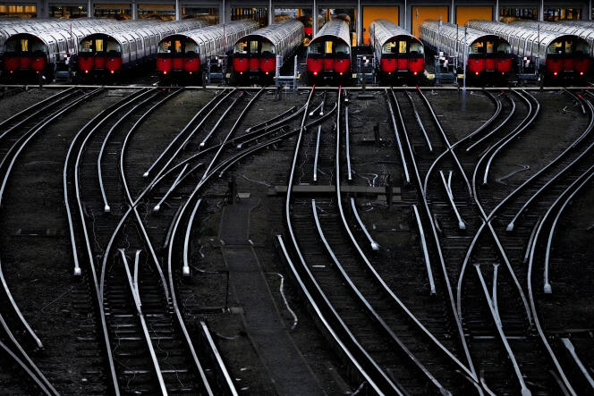 Les trains de la ligne Piccadilly à l’arrêt lors d’une grève du Syndicat du rail, de la mer et des transports (RMT), à Londres, le vendredi 19 août 2022. 