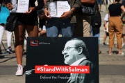 Lors d’une manifestation à Salman Rushdie, devant la New York Public Library, le 19 août 2022.

