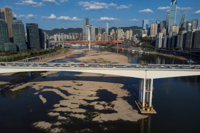 Une vue des ponts qui traversent le lit partiellement asséché de la rivière Jialing, en Chine, le 18 août 2022. 