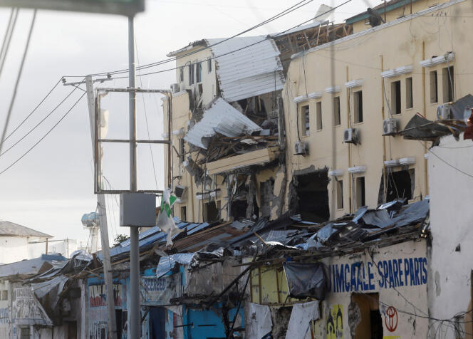 L'hôtel Hayat de Mogadiscio en ruine, le 20 août 2022, après son bombardement destiné à mettre fin au siège organized par des djihadistes chabab.