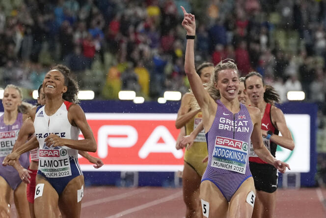 La francesa Rénelle Lamote (izquierda) sonríe al cruzar la meta, en segunda posición en los 800 metros, por detrás de la británica Keely Hodgkinson, el 20 de agosto de 2022, en el Campeonato de Europa de Atletismo de Múnich (Alemania).