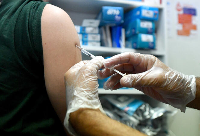 Un pharmacien administre une dose de vaccin Imvanex contre la variole du singe, dans une pharmacie lilloise, le 10 août 2022.