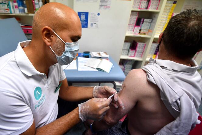 Un pharmacien administre une dose du vaccin Imvanex contre le virus Monkeypox, à la Grande Pharmacie de Paris, à Lille, le 10  août 2022.