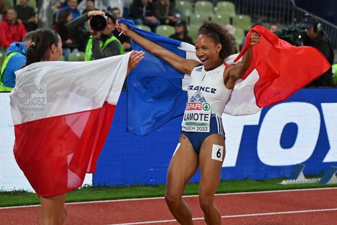 Rénelle Lamote celebra su medalla de plata en los 800 metros en el Campeonato Europeo de Atletismo en Munich, el 20 de agosto de 2022.