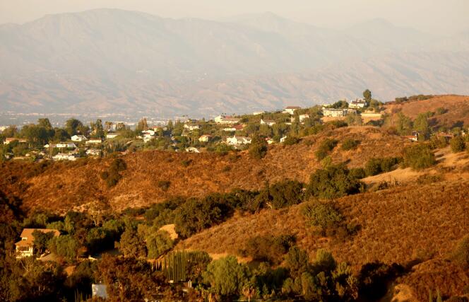 Des habitations de Calabasas (Californie), au cœur d'une végétation frappée par la sécheresse, le 19 août 2022.