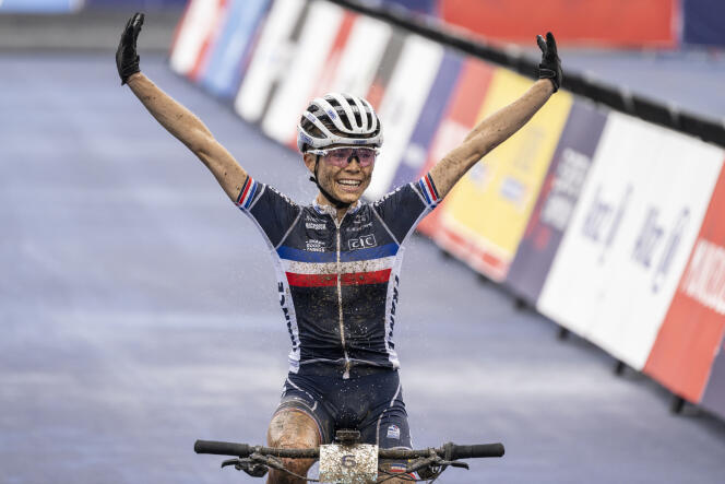 La francesa Loana Lecomte celebra su victoria en la final femenina de cross-country en bicicleta de montaña en el Campeonato Europeo en Munich, Alemania, el sábado 20 de agosto de 2022.