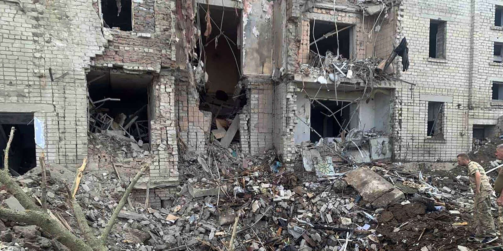 Un bâtiment résidentiel détruit après un bombardement dans la ville de Voznessensk, le 20 août 2022.