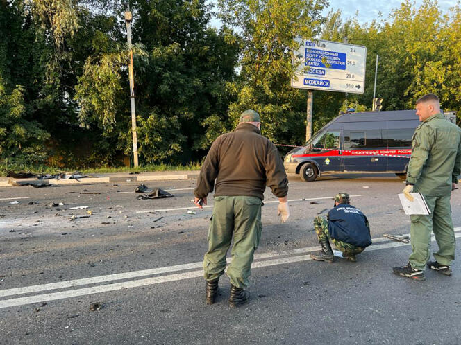 Des enquêteurs sur la scène de l’explosion de la voiture conduite par Daria Douguina, sur une autoroute près du village de Bolshie Vyzyomy, à environ quarante kilomètres de Moscou, le 20 août 2022.