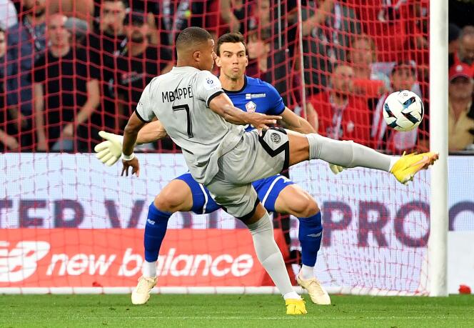 Le premier des trois buts du Parisien Kylian Mbappé, inscrit sur un lob après seulement huit secondes de jeu contre Lille, le 21 août 2022, à Villeneuve-d'Asq.