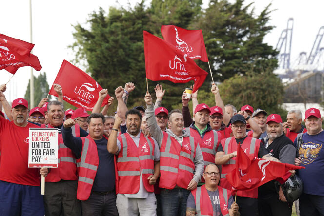 Des membres du syndicat Unite forment un piquet de grève à l’une des entrées du port de Felixstowe dans le Suffolk, pour une augmentation des salaires, dimanche 21 août 2022.