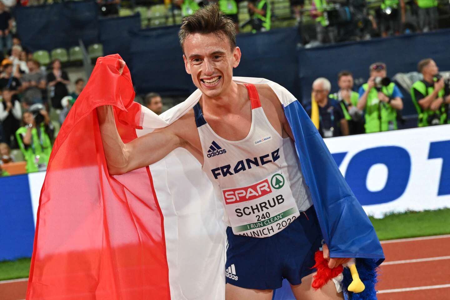 Photo of Yann Schrub, medallista de bronce en los 10.000 m, el relevo 4×100 m masculino francés se lleva la plata