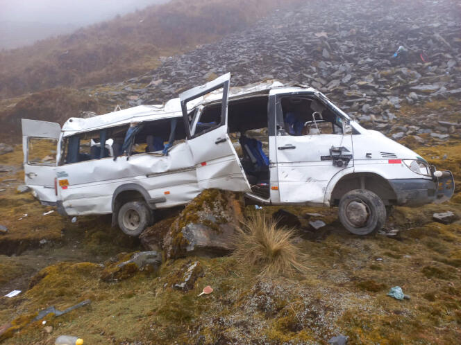 Photo publiée par la police péruvienne montrant un minibus tombé dans un abîme en raison d’un épais brouillard sur une route de campagne à l’Abra Malaga, à plus de 14 100 pieds d’altitude et à environ 100 kilomètres de la ville de Cusco.