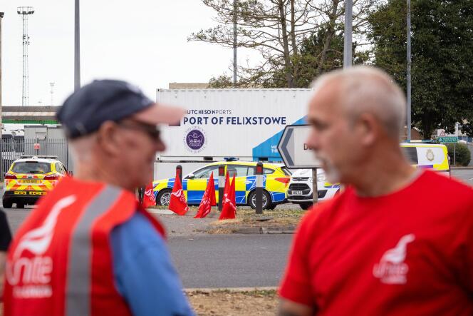 Des travailleurs du syndicat Unite en grève sur le port de Felixstowe (Royaume-Uni), le 21 août 2022. 