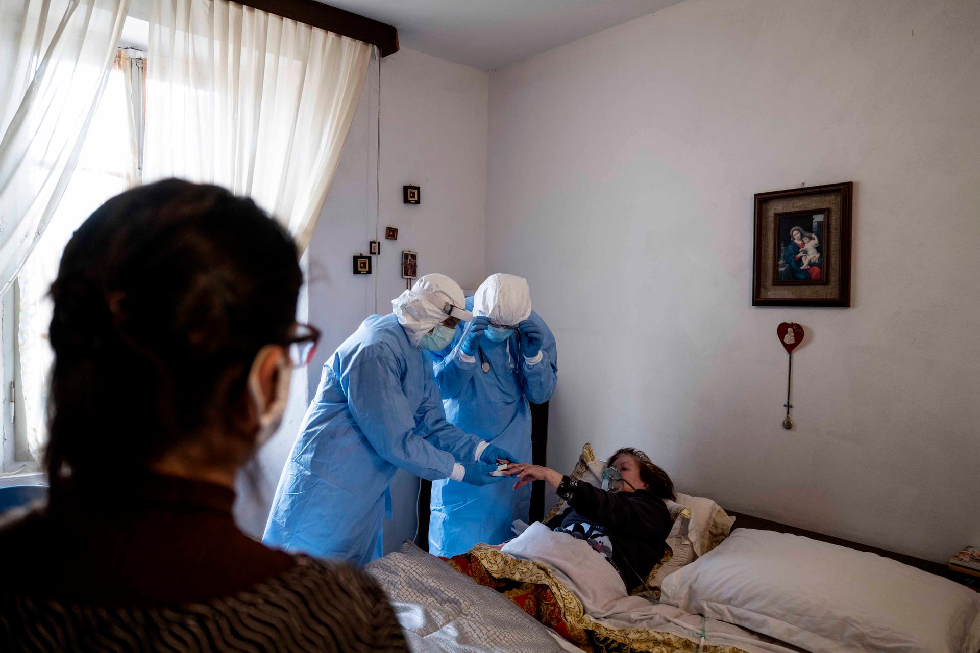 Un médecin et une infirmière lors d’une visite chez une patiente atteinte du Covid-19, près de Codogno, épicentre de l’épidémie en Italie, en avril 2020.