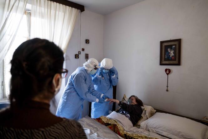 Un médecin et une infirmière lors d’une visite chez une patiente atteinte du Covid-19, près de Codogno, épicentre de l’épidémie en Italie, en avril 2020.