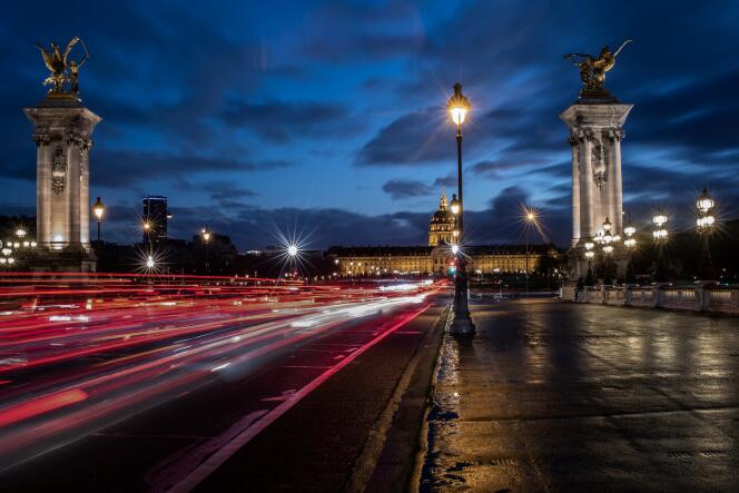 Apagar la iluminación nocturna de los monumentos públicos en días de alta tensión o la de las pantallas publicitarias podría enviar fuertes señales, estima Terra Nova (aquí en París, en diciembre de 2020).