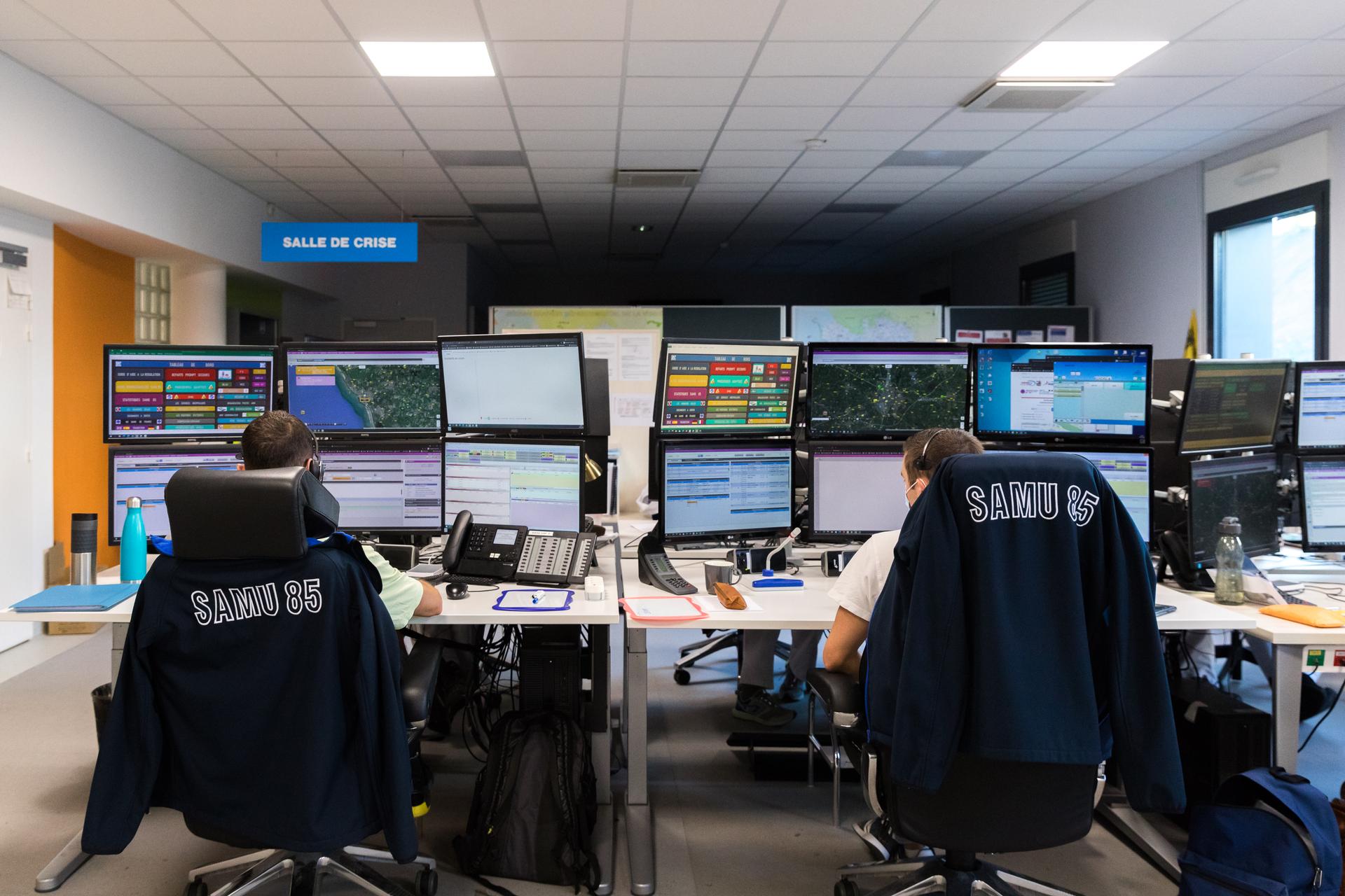 La salle de régulation du 15, au centre hospitalier départemental de La Roche-sur-Yon, oriente les patients, le 2 août 2022.