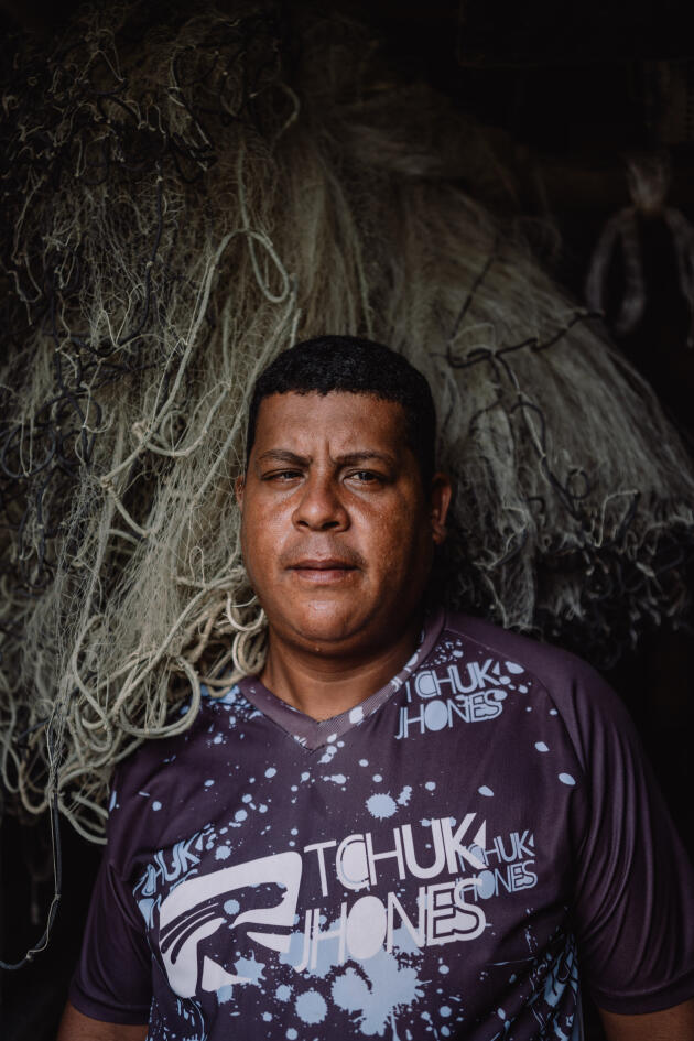 Sebastião da Paixão, 32, ψαράς και κάτοικος Favela Sururu de Capote, στην αλιευτική του αποθήκη στο Vergel do Lago, Maceio, Βραζιλία, στις 12 Αυγούστου 2022.
