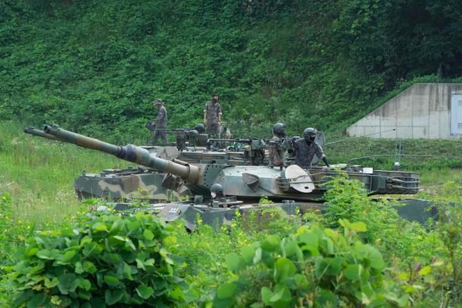 Des soldats sud-coréens se préparent pour un exercice d’entraînement à Paju, près de la frontière nord-coréenne, le 27 juillet 2022.