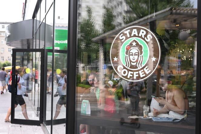 Russian chain Stars Coffee opened its first cafe in Moscow on August 19, 2022, using visual cues from American Starbucks, which left Russia in May.