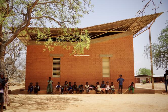 Les enfants se sont approprié le « village opéra », bâti sur les hauteurs de Ziniaré, à une trentaine de kilomètres de Ouagadougou. Ils y jouissent d’espace pour étudier à l’ombre ou jouer dans les recoins de l’école.