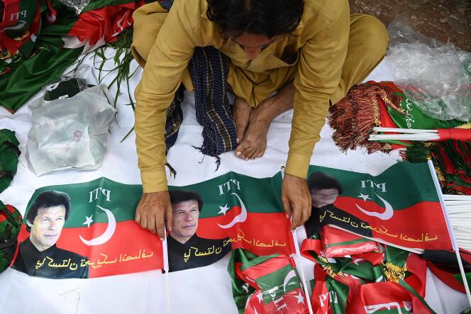 Un vendedor ambulante ofrece banderas del partido Pakistan Tehreek-e-Insaf (PTI) de Imran Khan cerca de la residencia del ex primer ministro en Islamabad el 22 de agosto de 2022.