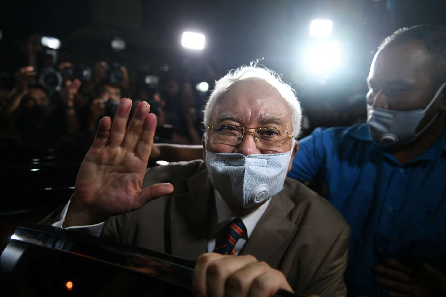 Di Malaysia, mantan Perdana Menteri Najib Razak ditangkap