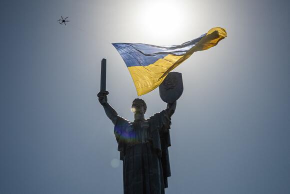 Un drone a survolé le monument de la Mère-Patrie avec le drapeau national, lors du Jour de l’indépendance de l’Ukraine, le 24 août 2022.