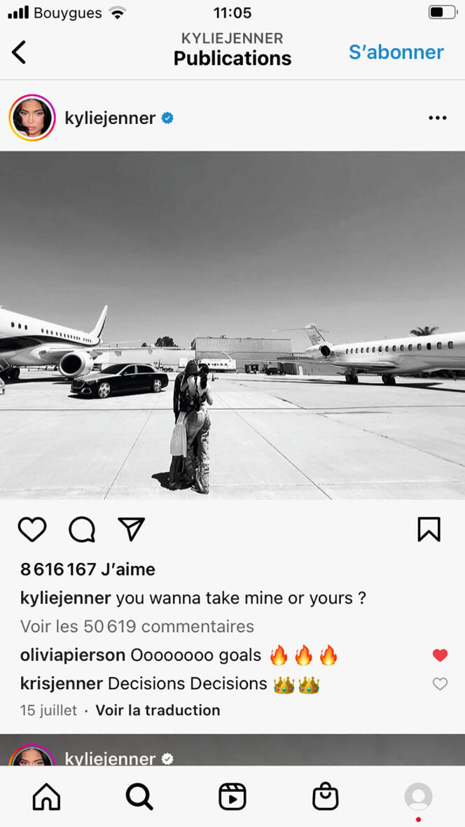 Capture d’écran du post Instagram de Kylie Jenner le 15 juillet, où on la voit de dos avec le rappeur Travis Scott : « Tu veux prendre le mien ou le tien ? », face à leurs jets respectifs.