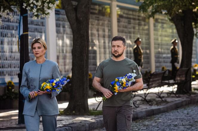 This handout photo taken and released by the Ukrainian presidential press service on August 24, 2022, shows Ukrainian President Volodymyr Zelensky and his wife Olena attending a commemoration ceremony.