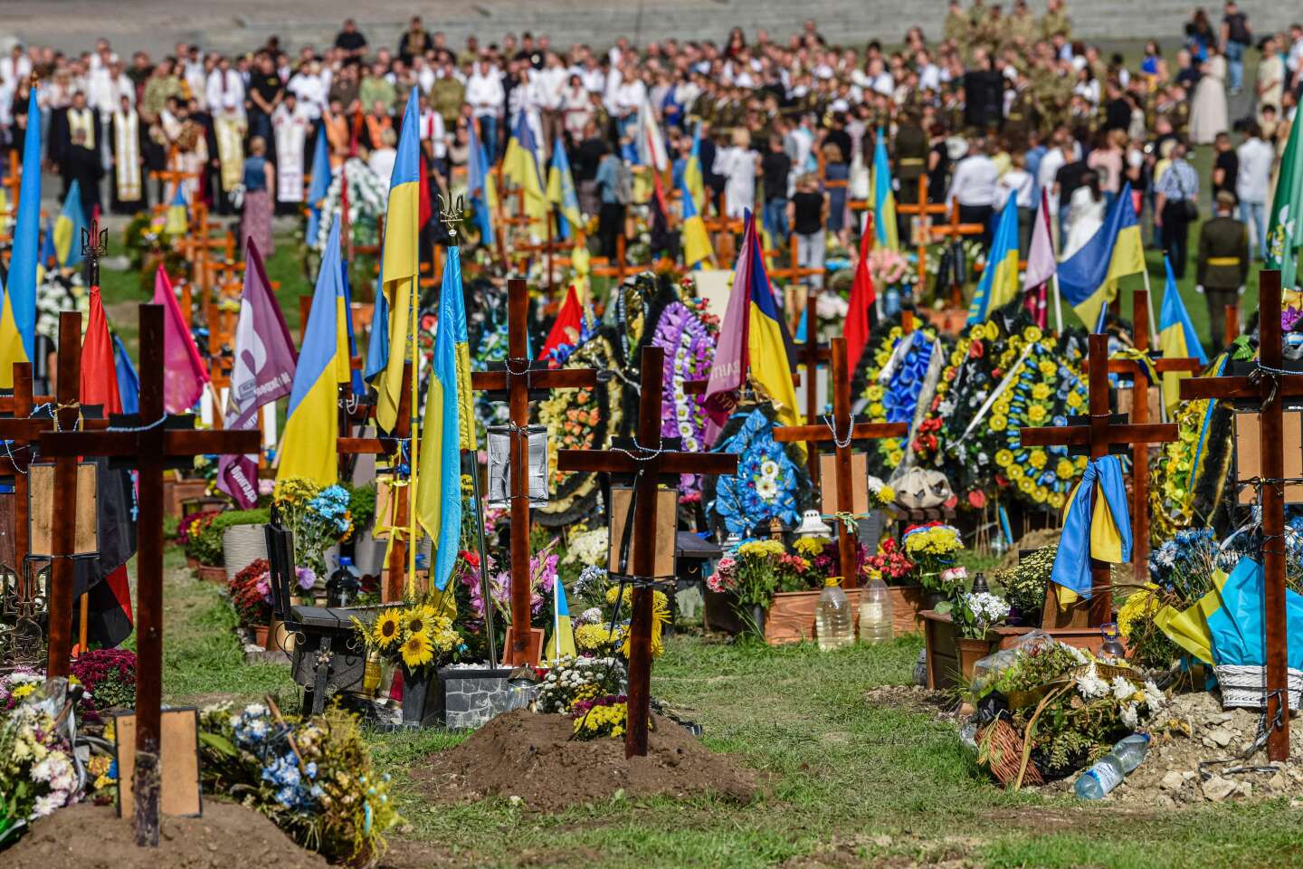 Les tombes fraîches de la guerre en Ukraine