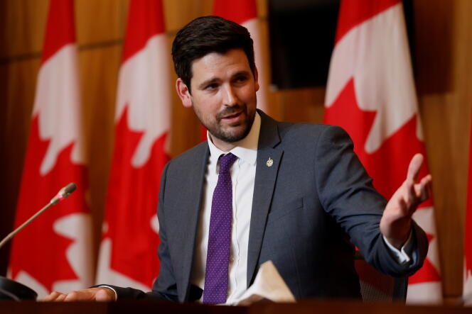El ministro de Inmigración, Refugiados y Ciudadanía de Canadá, Sean Fraser, asiste a una conferencia de prensa en Ottawa, Ontario, Canadá, el 6 de abril de 2022. 
