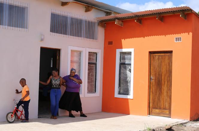 La « maison Ubuntu », créée par le jeune architecte Wandile Mthiyane, dans la banlieue de Durban, est la seule à avoir résisté aux pluies diluviennes d’avril 2022. L’eau n’a même pas envahi l’intérieur du bâti tandis que toutes les maisons alentour ont été inondées ou détruites.
