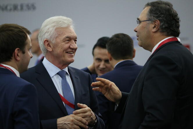 L’oligarque russe Gennadi Timtchenko (à gauche) avec le PDG de Total, Patrick Pouyanné (à droite) lors d’une réunion avec des hommes d’affaires étrangers au SPIEF 2019 Forum économique international de Saint-Pétersbourg, en Russie, le 7 juin 2019.