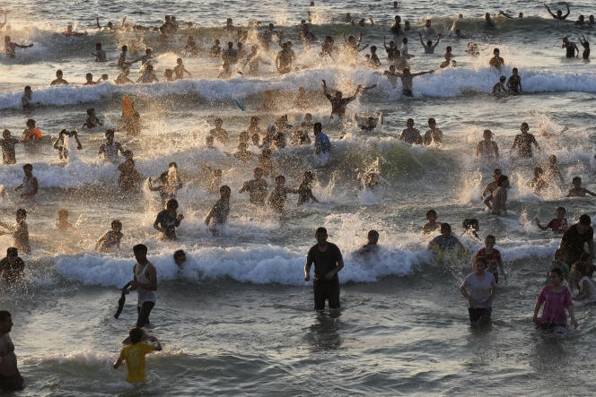 Inwoners van Gaza genieten van het strand aan de Middellandse Zee, 3 juni 2022.