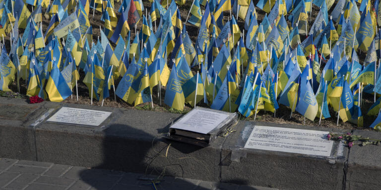 Kiev, Ukraine, August 23, 2022Hundreds of flags, each representing a person killed by the Russian offensive, are planted on a lawn in Maidan Square, the square of independence in Kiev.A book, an updated copy of which is available online on a dedicated website, is available for those who want to write the story of a lost loved one, civilian or military, killed by the war.Photo Laurent Van der Stockt for Le Monde