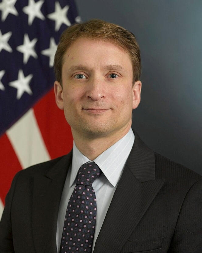 Official portrait of Peter Zatko at Darpa. 