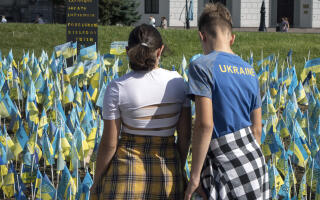 Kiev, Ukraine, le 23 août 2022 Des centaines de drapeaux, représentant chacun une personne tuée par l’offensive russe, sont plantés sur une pelouse de la place Maïdan, la place de l’indépendance à Kiev. Photo Laurent Van der Stockt pour Le Monde