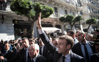Le Président de la République Emmanuel Macron, déambule dans une rue d'Alger, le 06 décembre 2017, lors de sa première visite en Algérie en tant que chef d'Etat.