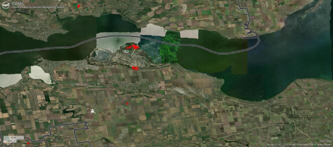 Δορυφορικές εικόνες της NASA που δείχνουν τις πυρκαγιές, με κόκκινο χρώμα, γύρω από το εργοστάσιο παραγωγής ενέργειας της Ζαπορίζια, Πέμπτη 25 Αυγούστου 2022.