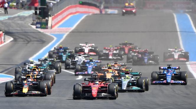 Les pilotes prennent le départ du Grand Prix de France de Formule 1 sur le circuit Paul-Ricard au Castellet (Var), le 24 juillet 2022.