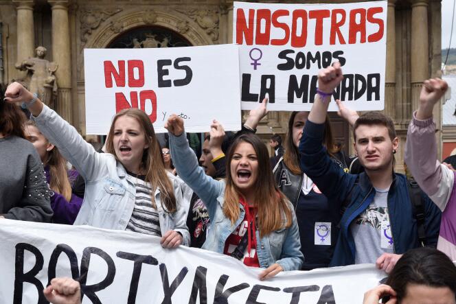 Le 10 mai 2018, des demonstrators crient des slogans à Pampelune, en Espagne, lors d'une demonstration pour réclamer un reinforcement du code pénal, après que cinq hommes accusses de viol collectif ont été condamnés la même année à neuf ans de prison, non pour viol, mais pour « abus sexuel ».