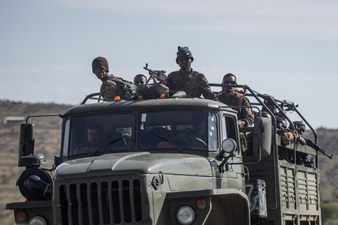 Soldados del gobierno etíope viajan en la parte trasera de un camión en una carretera cerca de Agula, al norte de Makale, en la región de Tigray, el 8 de mayo de 2021.